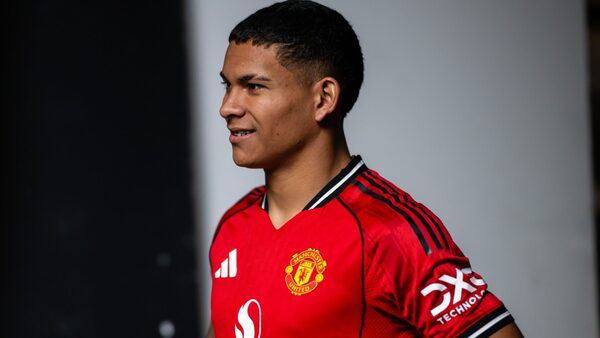 Popular / Diego León cumple el sueño a su mamá con el primer sueldo en Manchester United