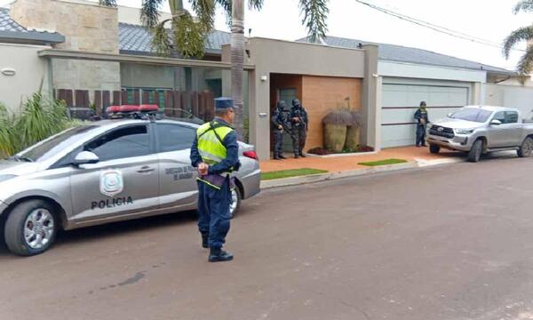 Ex contador de Lalo Gomes intenta sacarse la vida durante allanamiento a su casa, reporta la Policía – Prensa 5