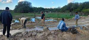 Desagotan caminos inundados para evitar nuevo aislamiento en Alto Paraguay - Noticias del Chaco - ABC Color