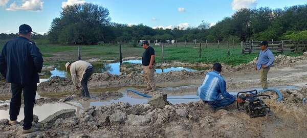 Desagotan caminos inundados para evitar nuevo aislamiento en Alto Paraguay - Noticias del Chaco - ABC Color