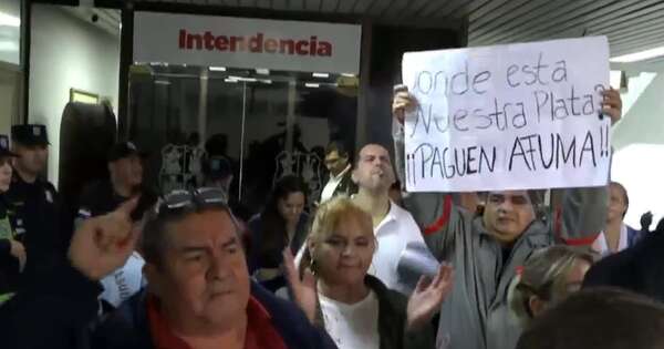 Diario HOY | Funcionarios protestan para exigir a comuna de Asunción pago de millonaria deuda