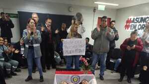 Funcionarios municipales vuelven a manifestarse por deuda que ya alcanza G. 12.000 millones