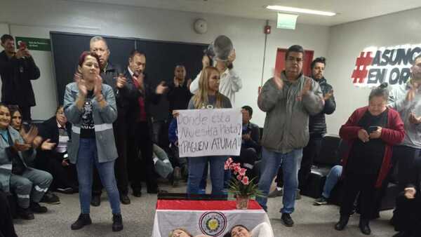 Funcionarios municipales vuelven a manifestarse por deuda que ya alcanza G. 12.000 millones