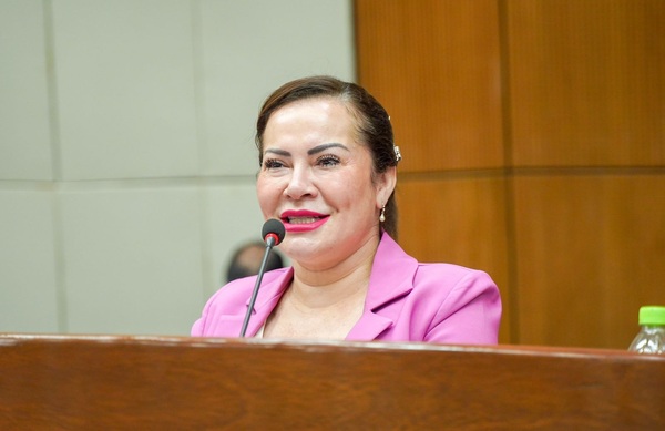 Senadora Cabrera pone a disposición su cargo tras escándalo por presunto nepotismo