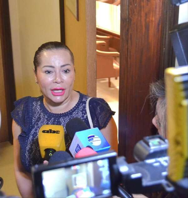 Caso “neposobrinos”: Noelia Cabrera pone a disposición su cargo en Conaderna - Política - ABC Color