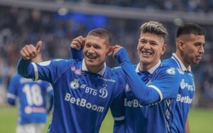 Versus / ¡Juan Cáceres le da la bienvenida a su "heredero"!