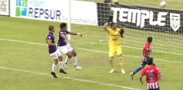 Versus / Metió un insólito gol en contra y ahora le rescindieron contrato