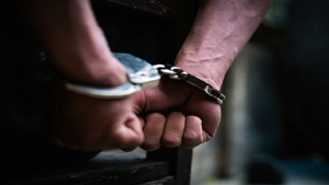 Amenazó con quemar la casa con sus padres adentro y quedó preso