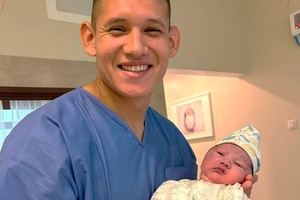¡Con sonrisa de oreja a oreja, “Nambílo” presentó a su primer bebé!