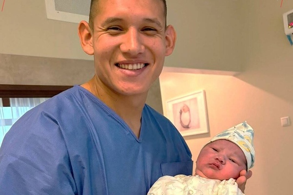 ¡Con sonrisa de oreja a oreja, “Nambílo” presentó a su primer bebé!