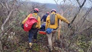 Video: así bomberos rescataron el cuerpo de Benoit desde el difícil terreno del Chaco - Nacionales - ABC Color