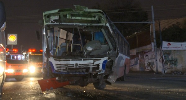 Choque entre bus y camión transganado deja cuatro heridos en Ñemby | Unicanal