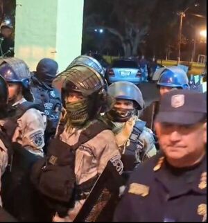 Popular / (VIDEO)Gran despliegue volái para traslados de presos en Itapúa