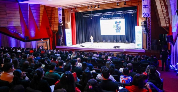 Multitudinaria concurrencia en evento de transformación digital con META