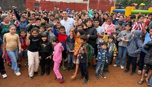 Versus / El futbolista de Libertad que agasajó a los niños de su barrio