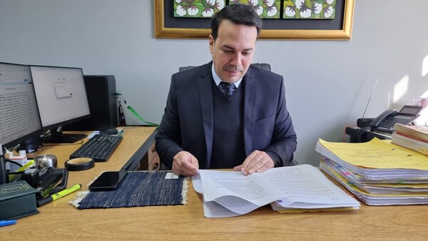 No vacunar a niños es un delito penado por la ley, afirma un juez