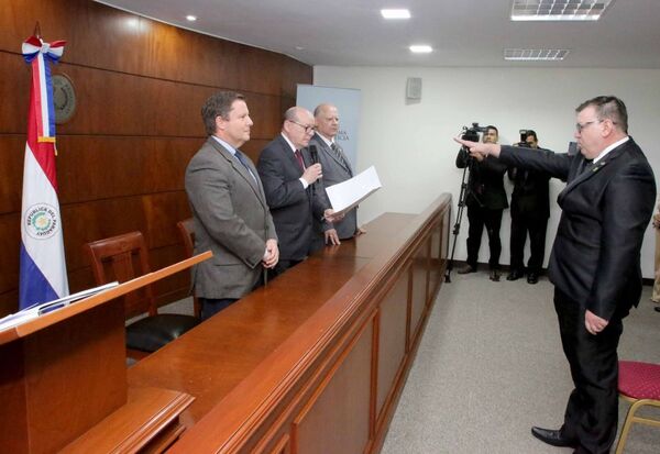 Autoridades judiciales tomaron juramento a un magistrado