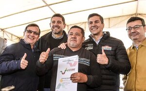 Peña entrega títulos de propiedad a campesinos de Barbero Cué tras 70 años de espera - El Trueno