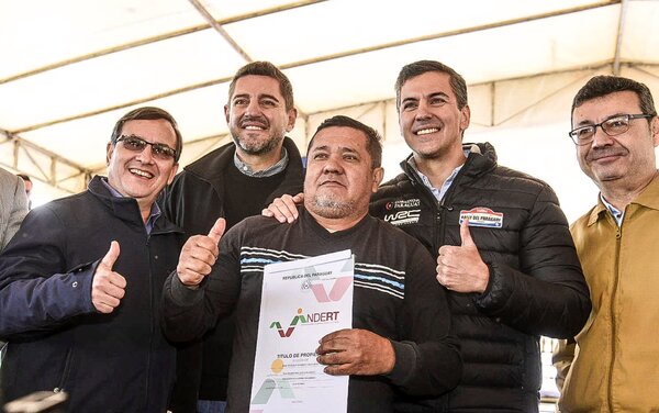 Peña entrega títulos de propiedad a campesinos de Barbero Cué tras 70 años de espera - El Trueno