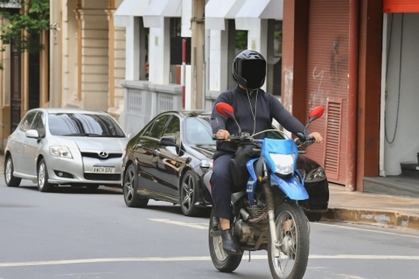 Prohíben usar auriculares al conducir motocicleta