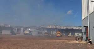 Diario HOY | Humareda en parque logístico incendiado causó preocupación en Luque