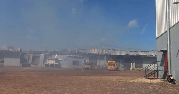 Diario HOY | Humareda en parque logístico incendiado causó preocupación en Luque