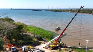 Itaipú instala anclajes para futura planta solar flotante