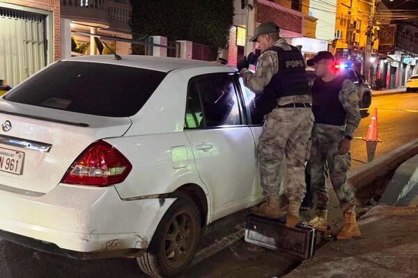 Intentó estafar a joyeros y abandonó su auto •