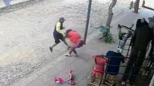 Video: Una mujer lucha con un motochorro y evita el robo de su celular