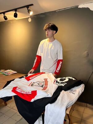 Popular / Joven lleva adelante marca de ropas con diseños creativos: "Quiero dejar un mensaje de inspiración, para conectar más con las personas"