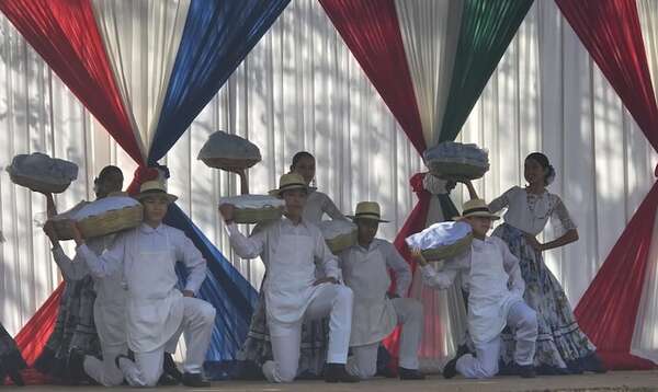 Eusebio Ayala celebró el Día del Alimento Nacional con conversatorio, danza y chipá apo - Nacionales - ABC Color