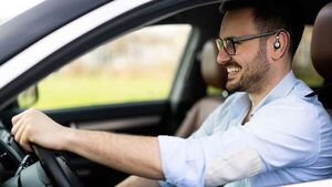 Auriculares al volante: la ley que prohíbe su uso, la multa y los riesgos que pocos consideran