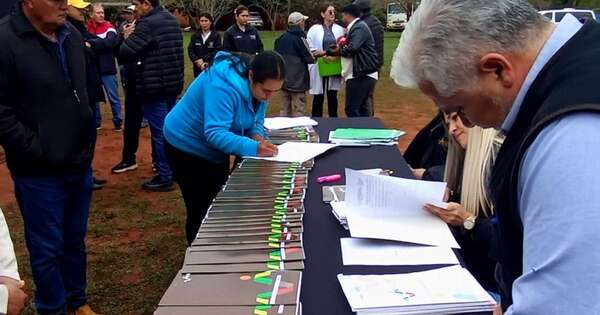 La Nación / Realizan histórica entrega de títulos de tierras a labriegos