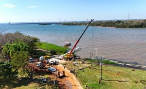 Instalan anclajes para planta solar flotante en embalse de la Itaipu