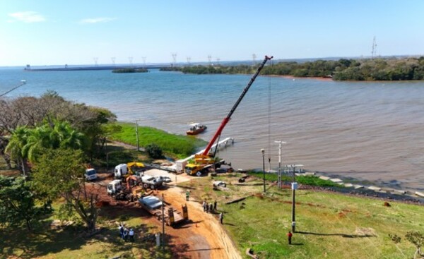 Instalan anclajes para planta solar flotante en embalse de la Itaipu