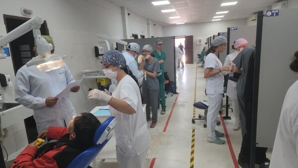 Estudiantes extranjeros brindan atención odontológica a más de 5.000 personas en Concepción