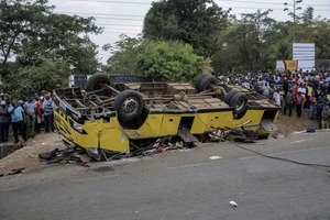 Kenia: autobús que volvía de un funeral volcó y dejó 21 fallecidos