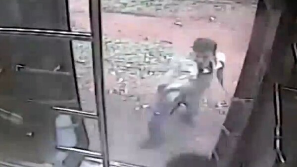 Video: Pasajeros viven momentos de terror durante un asalto en un bus