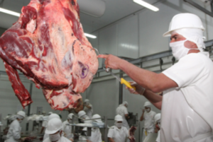 Gobierno evalúa importar más carne para frenar subas en el mercado local