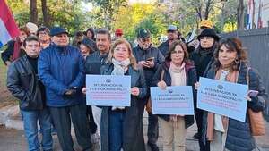 Jubilados se manifiestan frente al Panteón de los Héroes - Nacionales - ABC Color
