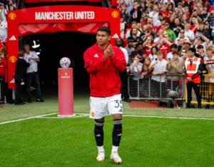 Diego León es presentado en Old Trafford y espera su debut en la Premier League