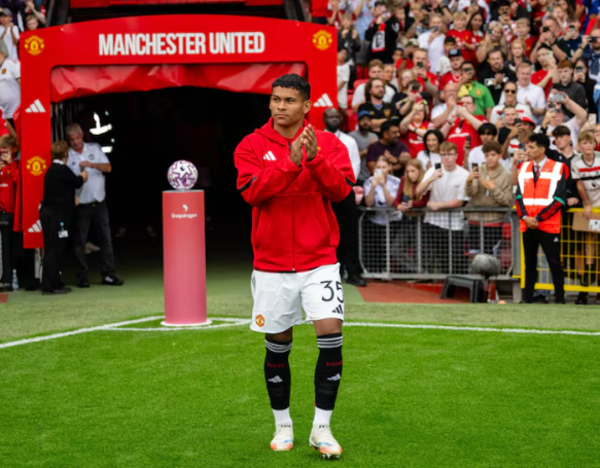 Diego León es presentado en Old Trafford y espera su debut en la Premier League