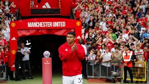 Diego León recibe la bienvenida en Old Trafford