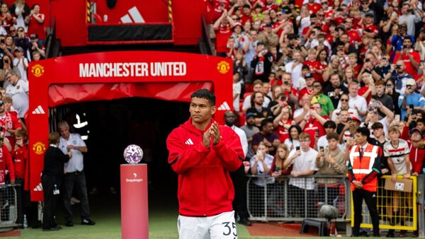 Diego León recibe la bienvenida en Old Trafford