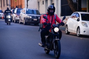 Recuerdan a motociclistas que conducir con auriculares es peligroso y está prohibido por ley