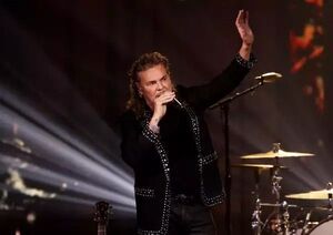 Popular / ¡Cantante de Maná troza al reguetón y los corridos!