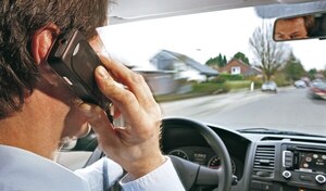 La multa por conducir vehículos con auriculares o con teléfonos