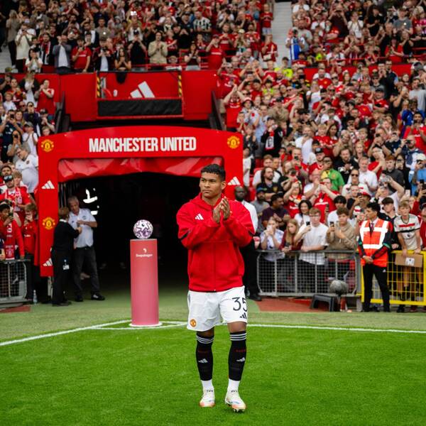 Diego León fue presentado como un astro en Old Trafford