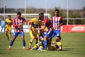 Versus / 12 de Junio se frena y deja escapar a Rubio Ñu en la División Intermedia