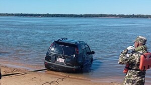 Ayolas: Hallan el cadáver de una mujer en un automóvil en el río Paraná y hay dos aprehendidos